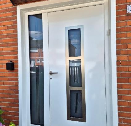 Réalisation d'une porte d'entrée Aluminium blanche avec une partie latéral fixe 