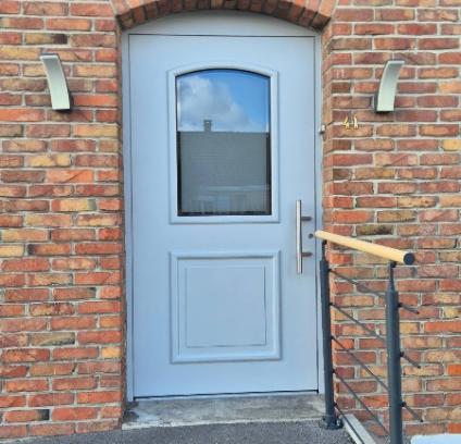 Porte d'entrée alu et fenêtre mixte bois/alu gris galet RAL 9006 FS