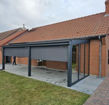 Pergola RAL 7016 installée avec storescreen à Évin-Malmaison