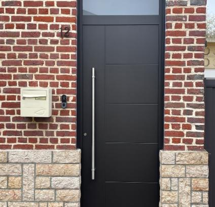 Réalisation d'une porte d’entrée aluminium noir RAL 9005 sur le secteur Lillois