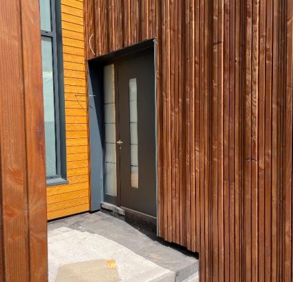 Porte d’entrée aluminium gris anthracite 96mm design avec partie latéral fixe