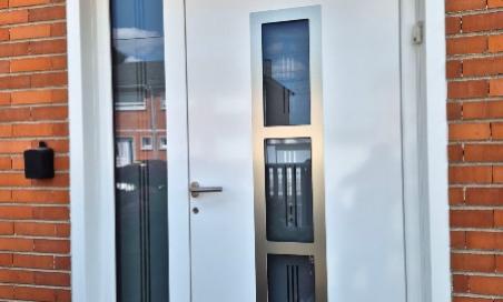 Réalisation d'une porte d'entrée Aluminium blanche avec une partie latéral fixe 