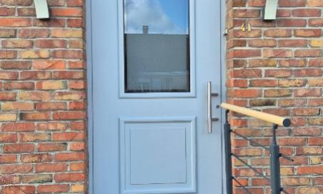 Porte d'entrée alu et fenêtre mixte bois/alu gris galet RAL 9006 FS
