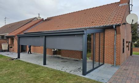 Pergola RAL 7016 installée avec storescreen à Évin-Malmaison