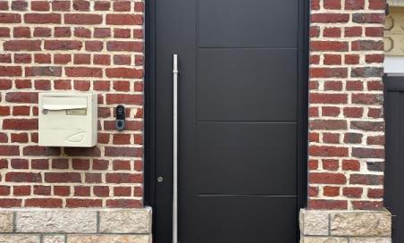Réalisation d'une porte d’entrée aluminium noir RAL 9005 sur le secteur Lillois