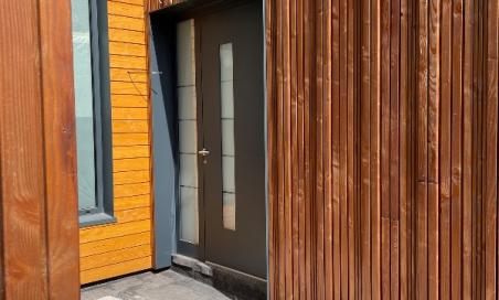 Porte d’entrée aluminium gris anthracite 96mm design avec partie latéral fixe