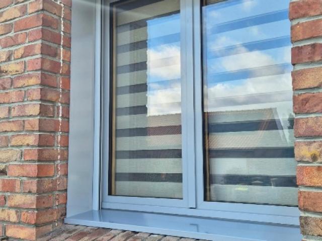 Porte d'entrée alu et fenêtre mixte bois/alu gris galet RAL 9006 FS
