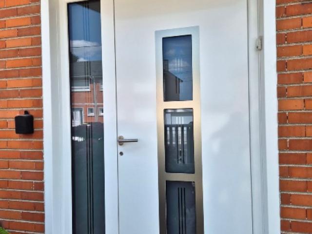 Réalisation d'une porte d'entrée Aluminium blanche avec une partie latéral fixe 