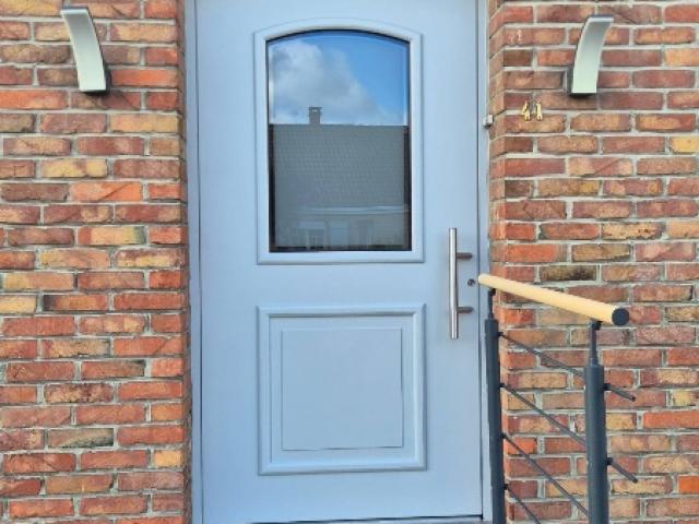 Porte d'entrée alu et fenêtre mixte bois/alu gris galet RAL 9006 FS
