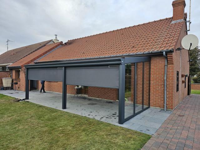Pergola RAL 7016 installée avec storescreen à Évin-Malmaison