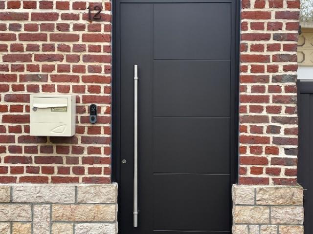 Réalisation d'une porte d’entrée aluminium noir RAL 9005 sur le secteur Lillois