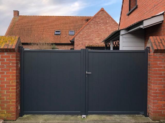 Portail aluminium manuel gris anthracite RAL 7016 sur mesure à Annoeullin