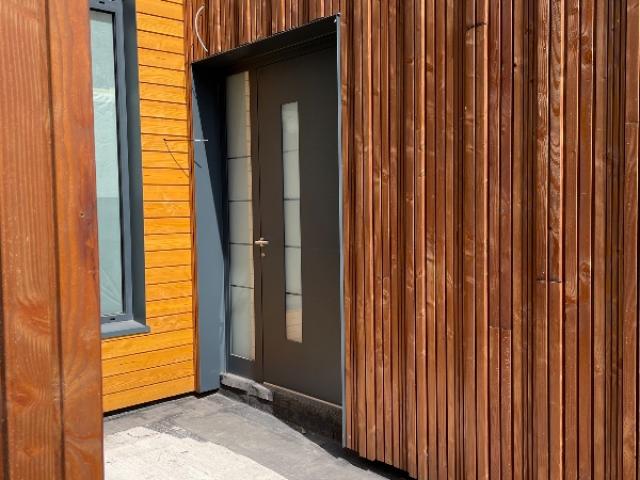 Porte d’entrée aluminium gris anthracite 96mm design avec partie latéral fixe