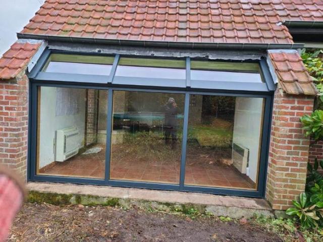 Installation d'une verrière mixte bois-aluminium RAL 7016 à Bouvines